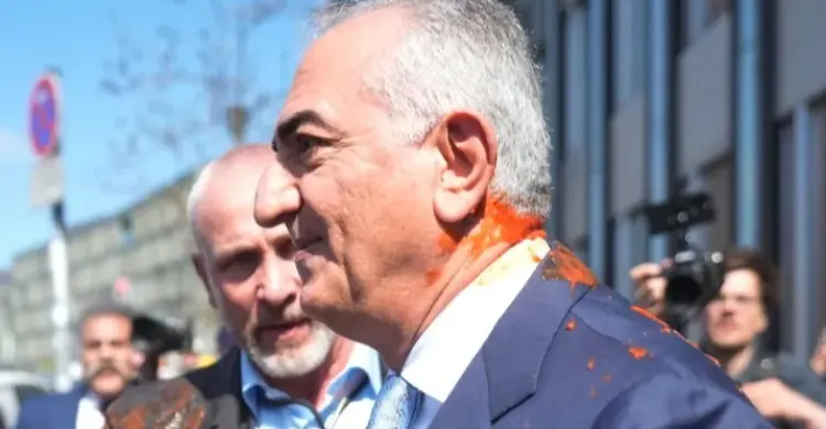 জার্মানিতে রেজা পাহলভির ওপর রং নিক্ষেপ