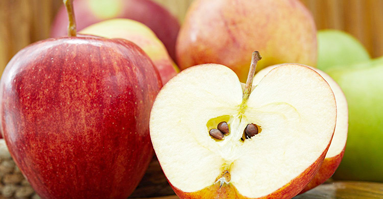 আপেলের বীজ চিবিয়ে খাওয়া কতটা বিপজ্জনক?
