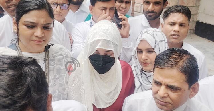 হত্যাচেষ্টা মামলায় বোরকা-হিজাব-মাস্ক পরে অপু বিশ্বাসের আত্মসমর্পণ