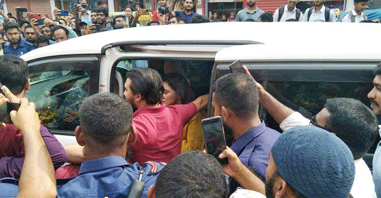 অপু বিশ্বাসকে দেখতে উপচেপড়া ভিড়