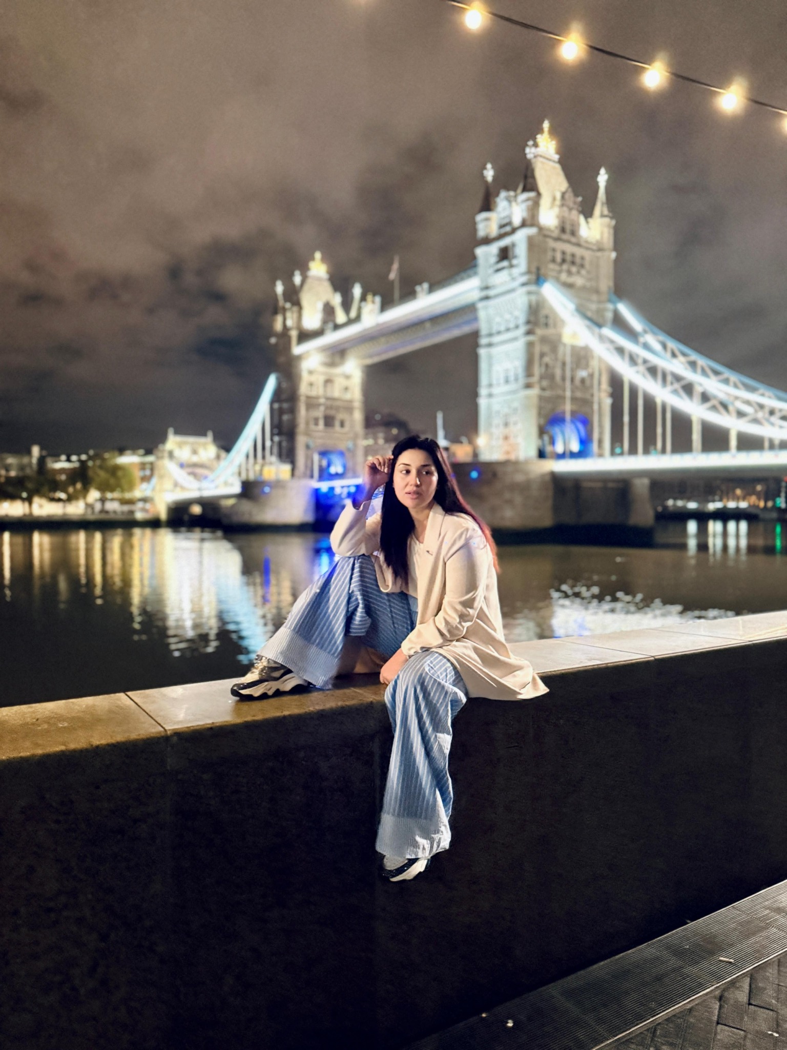 লন্ডনের ঠান্ডা হাওয়ায় অপুর উষ্ণ স্টাইল স্টেটমেন্ট