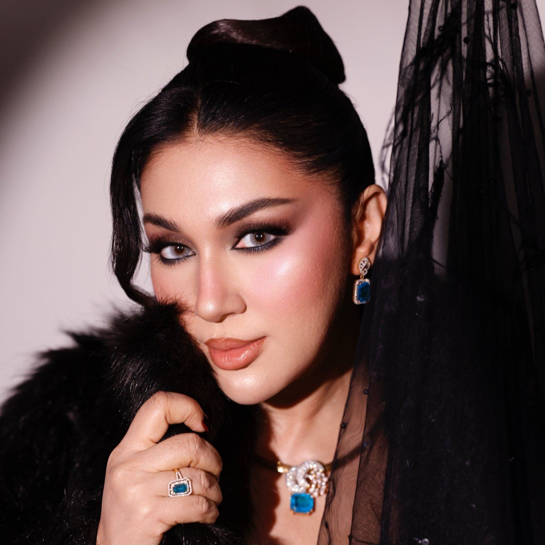 ঝলমলে হীরার আভায় অপুর নতুন রূপ