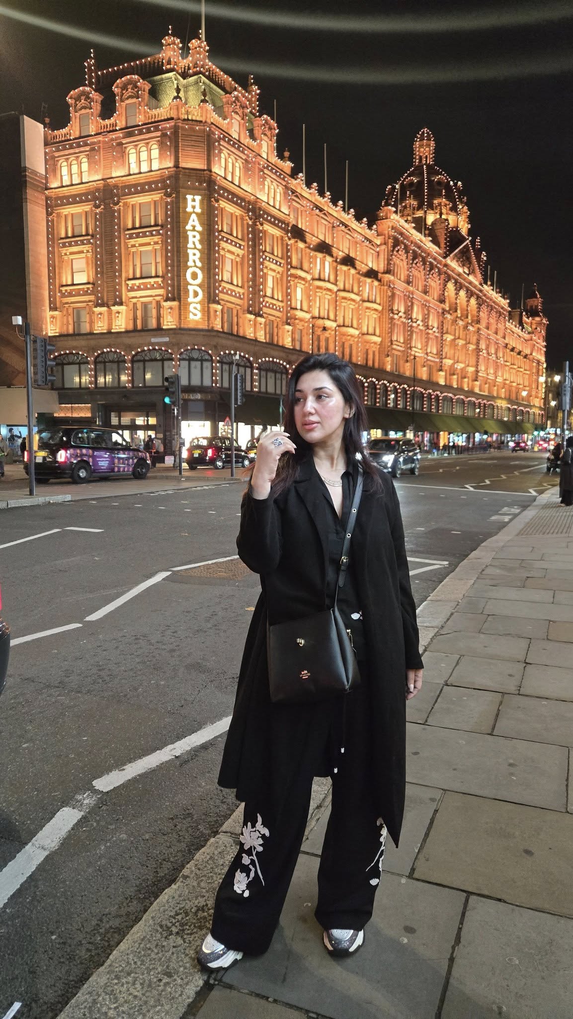 লন্ডনের ঠান্ডা হাওয়ায় অপুর উষ্ণ স্টাইল স্টেটমেন্ট