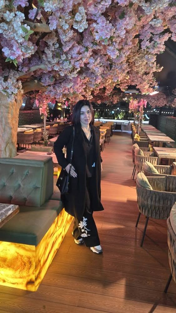 লন্ডনের ঠান্ডা হাওয়ায় অপুর উষ্ণ স্টাইল স্টেটমেন্ট