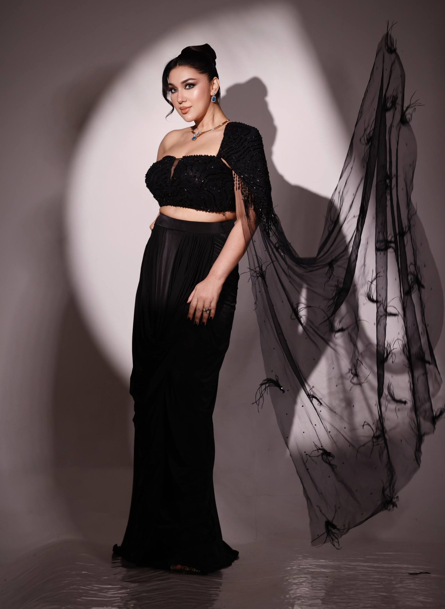 ঝলমলে হীরার আভায় অপুর নতুন রূপ