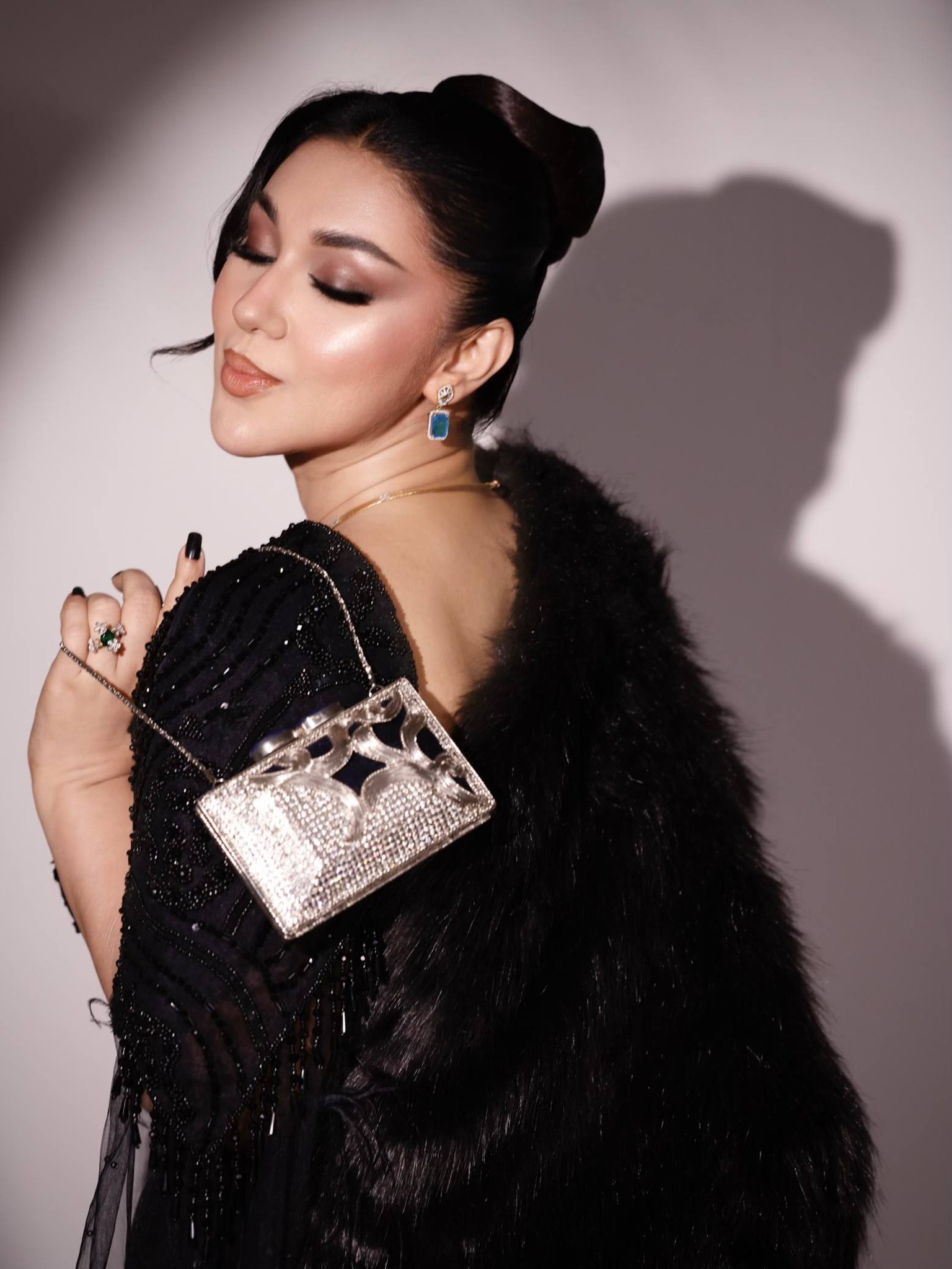 ঝলমলে হীরার আভায় অপুর নতুন রূপ