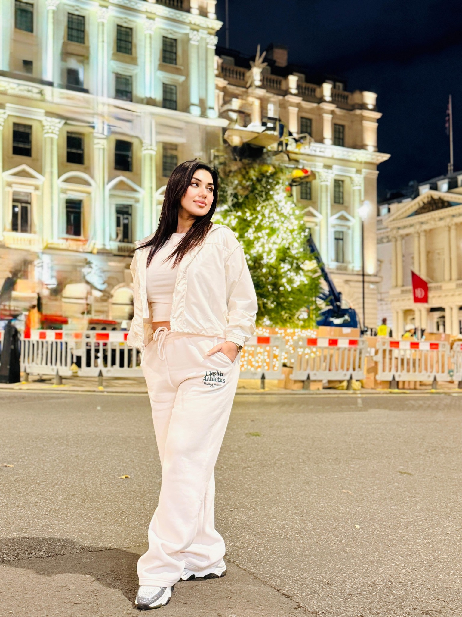 লন্ডনের ঠান্ডা হাওয়ায় অপুর উষ্ণ স্টাইল স্টেটমেন্ট