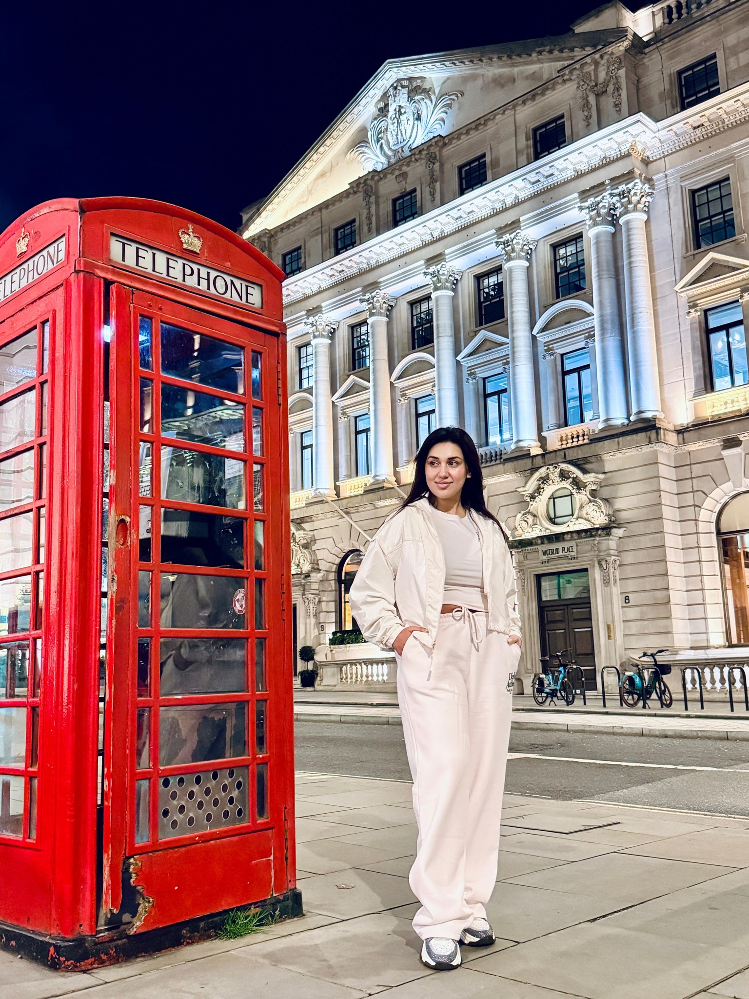 লন্ডনের ঠান্ডা হাওয়ায় অপুর উষ্ণ স্টাইল স্টেটমেন্ট