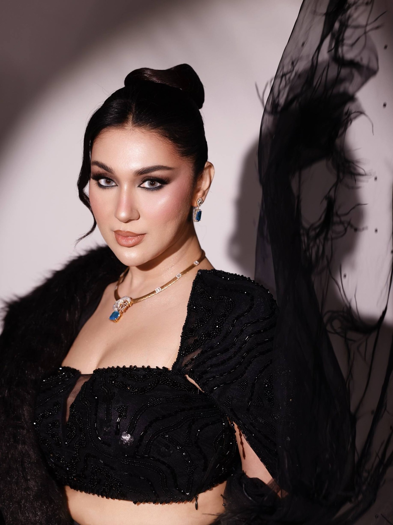 ঝলমলে হীরার আভায় অপুর নতুন রূপ