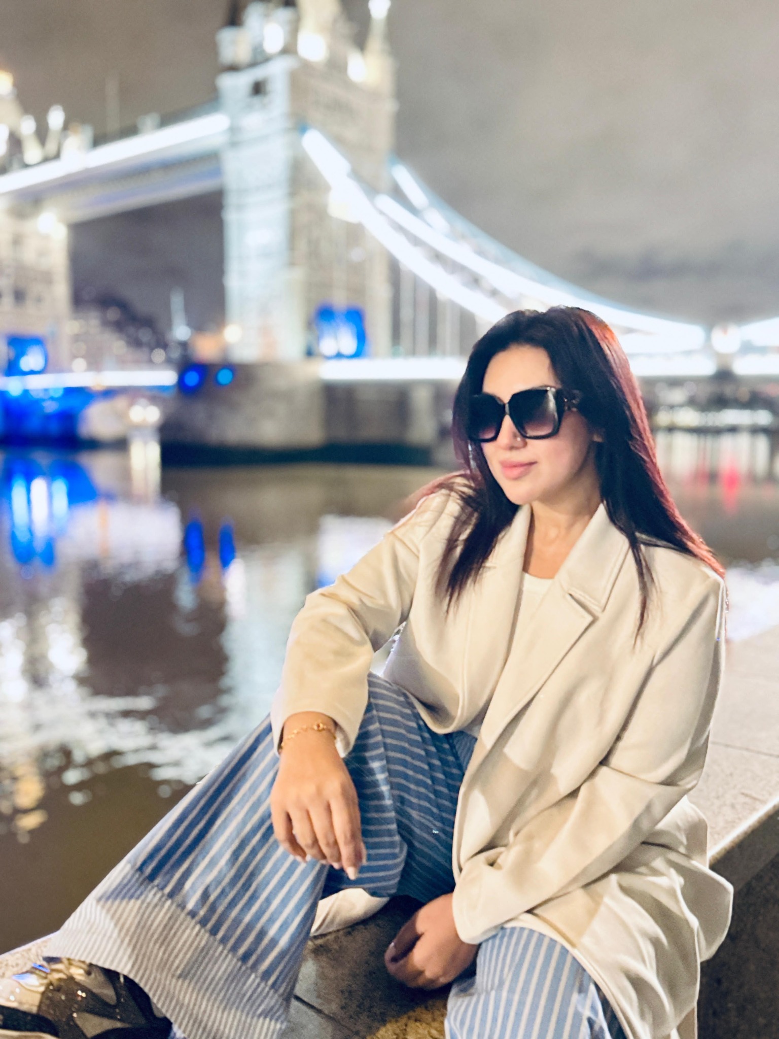 লন্ডনের ঠান্ডা হাওয়ায় অপুর উষ্ণ স্টাইল স্টেটমেন্ট