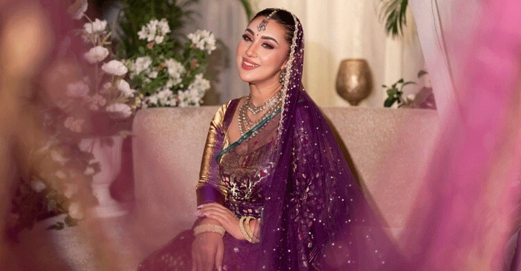 বেগুনি শাড়িতে রাজকীয় লুকে অপু বিশ্বাস, নেটদুনিয়ায় ঝড়