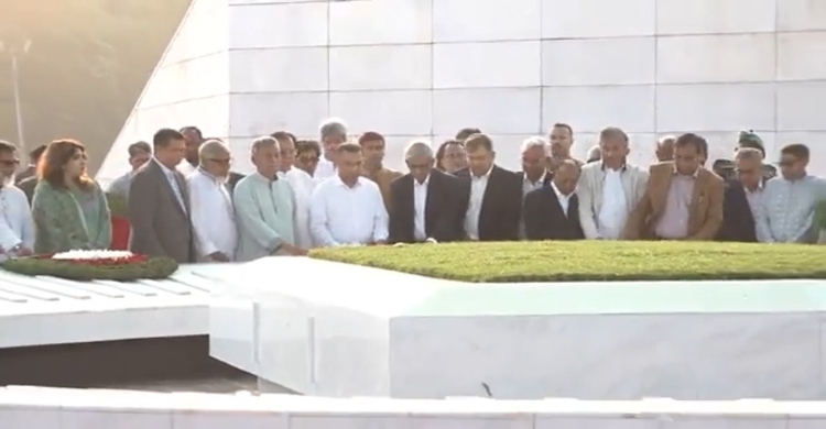 জিয়াউর রহমান ও খালেদা জিয়ার সমাধিতে তারেক রহমানের শ্রদ্ধা