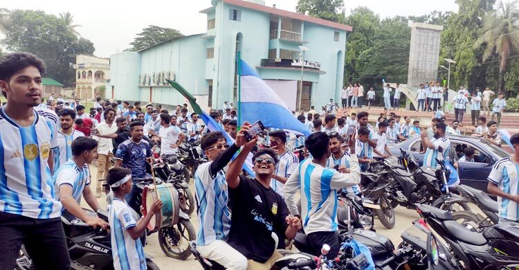 ব্যান্ড পার্টি আর ভুভুজেলা নিয়ে আর্জেন্টিনা ভক্তদের শোভাযাত্রা