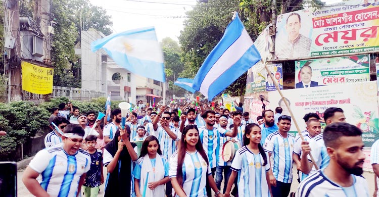 ব্যান্ড পার্টি আর ভুভুজেলা নিয়ে আর্জেন্টিনা ভক্তদের শোভাযাত্রা