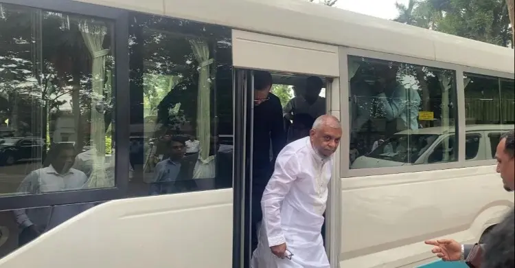 ঢাকা থেকে বাসে চড়ে গাজীপুর গেলেন মন্ত্রী 