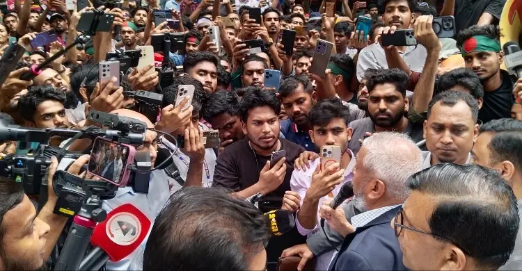 রাস্তায় নামা বিক্ষোভকারীদের মন্ত্রী বললেন—‘পর্যালোচনা করে পদক্ষেপ নেব’