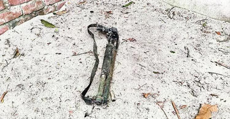 বিদ্যালয়ের মাঠে পড়ে ছিল লুট হওয়া পুলিশের শটগান