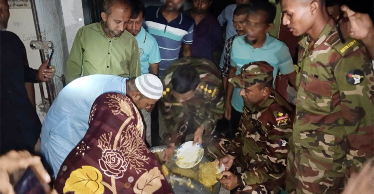 বন্যার্তদের মাঝে রান্না করা খাবার দিচ্ছে সেনাবাহিনী