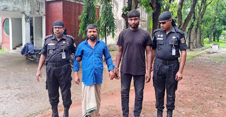 অস্ত্র দিয়ে প্রতিবেশীকে ফাঁসাতে গিয়ে নিজেরাই ধরা