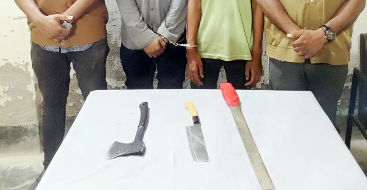 রাস্তায় দাঁড়িয়ে ছিনতাই, অস্ত্রসহ দুই যুবক গ্রেফতার