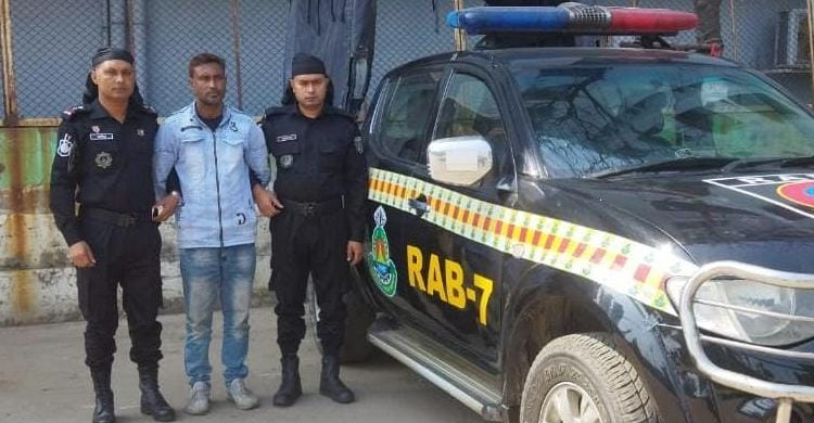 রাঙ্গুনিয়ায় অস্ত্রসহ ৮ মামলার আসামি গ্রেফতার