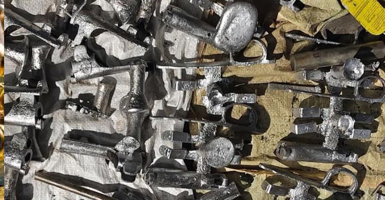 খুলনায় অবৈধ অস্ত্র তৈরির কারখানায় অভিযান