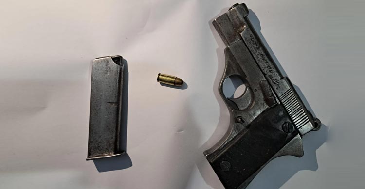 নারায়ণগঞ্জে অস্ত্রসহ ১৮ মামলার আসামি গ্রেফতার