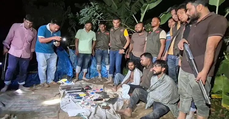 বগুড়ায় জঙ্গল থেকে বিপুল পরিমাণ অস্ত্র-মাদকসহ ৩ যুবক আটক
