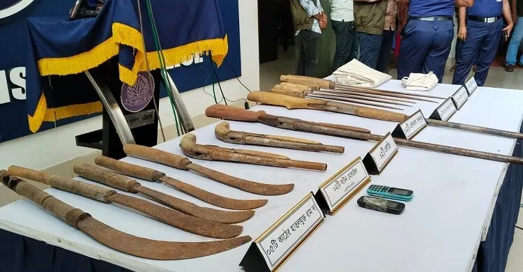 দুর্গম পাহাড়ে ডিবির অভিযান, আগ্নেয়াস্ত্রসহ গ্রেফতার ২