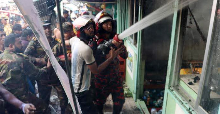 সেনাবাহিনী ও ফায়ার সার্ভিসের তৎপরতায় রক্ষা পেলো মাইনীমুখ বাজার