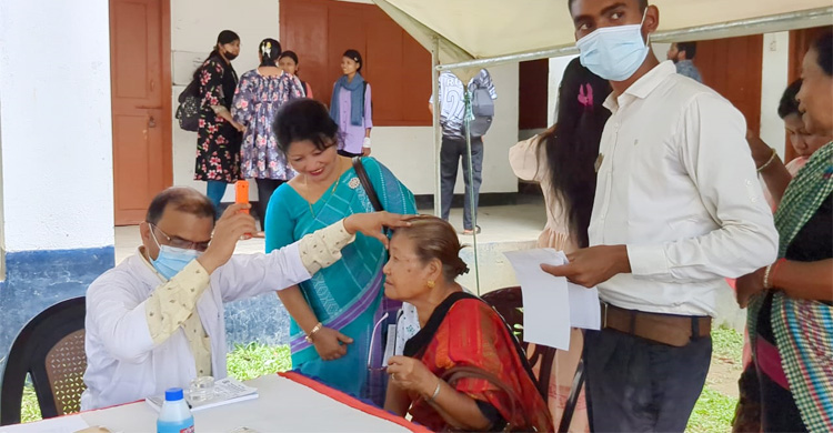 পাঁচ শতাধিক চক্ষু রোগীকে সেনাবাহিনীর বিনামূল্যে চিকিৎসা