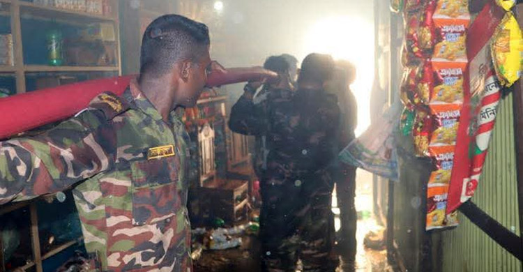 সেনাবাহিনী ও ফায়ার সার্ভিসের তৎপরতায় রক্ষা পেলো মাইনীমুখ বাজার