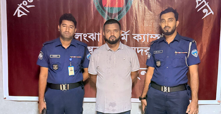 কক্সবাজারে ভুয়া মেজর পরিচয়ে প্রতারণা, যুবক আটক