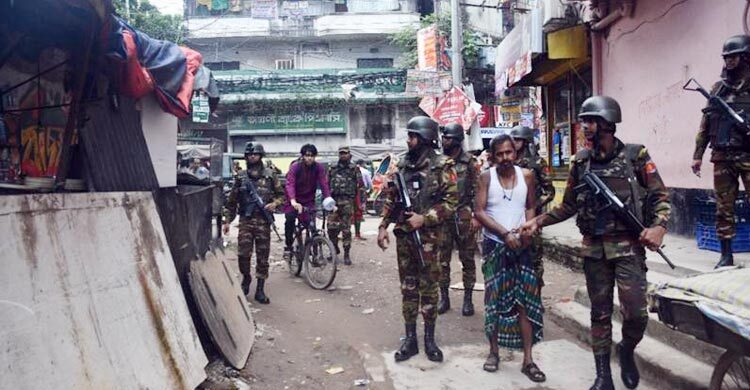 সেনা অভিযানে সাত দিনে গ্রেফতার ৪৪, অস্ত্র-গুলি জব্দ