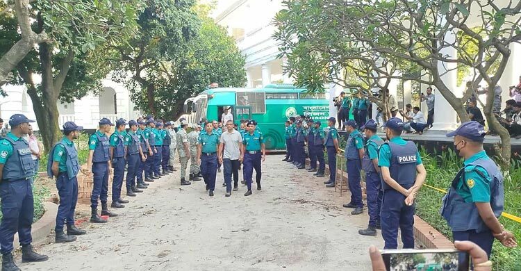 আত্মসমর্পণকারী সেনা কর্মকর্তারা নির্দোষ, অপরাধীরা ভারতে পালিয়েছে