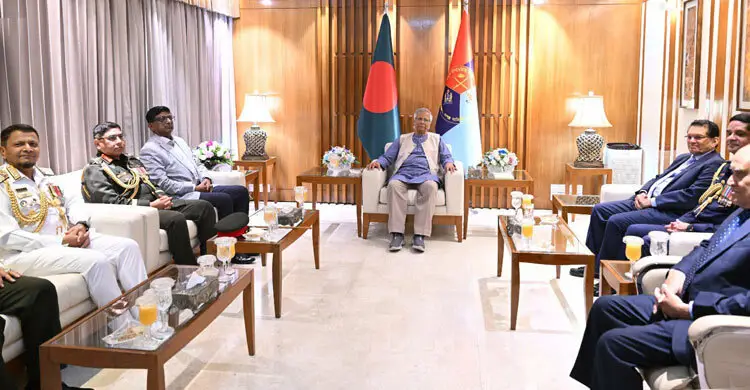 প্রধান উপদেষ্টার সঙ্গে তিন বাহিনীর প্রধানদের সাক্ষাৎ
