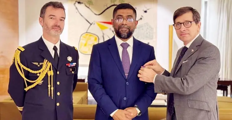 ফরাসি সরকারের সম্মানসূচক পদক পেলেন বাংলাদেশি সেনা কর্মকর্তা