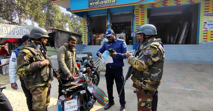 অবৈধ যানবাহনের বিরুদ্ধে সেনাবাহিনী-পুলিশের যৌথ চেকপোস্ট