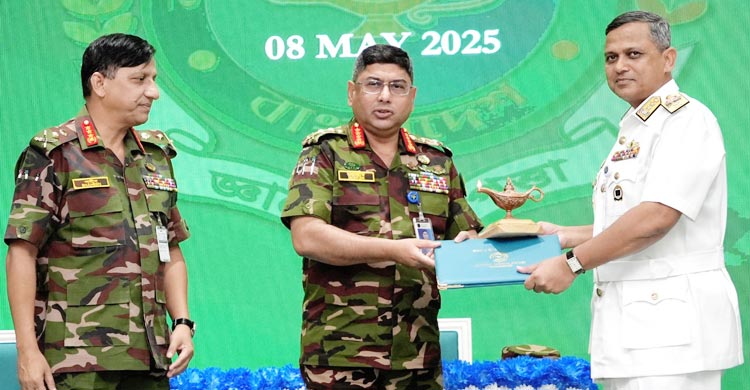 ক্যাপস্টোন কোর্স ফেলোদের সনদ বিতরণ করলেন সেনাপ্রধান