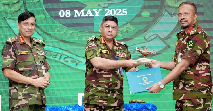 ক্যাপস্টোন কোর্স ফেলোদের সনদ বিতরণ করলেন সেনাপ্রধান