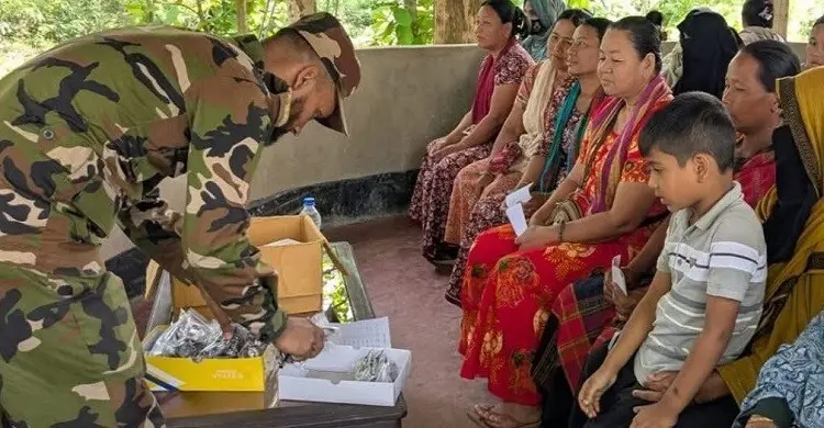 মহালছড়িতে বিনামূল্যে চশমা ও ওষুধ বিতরণ করলো সেনাবাহিনী