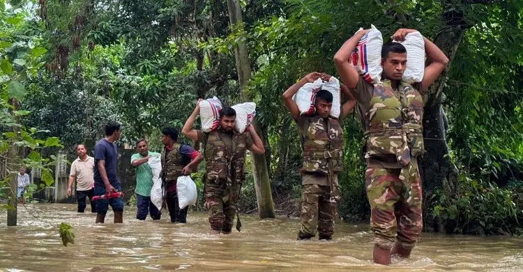 চট্টগ্রামে বন্যার্তদের পাশে সেনাবাহিনী