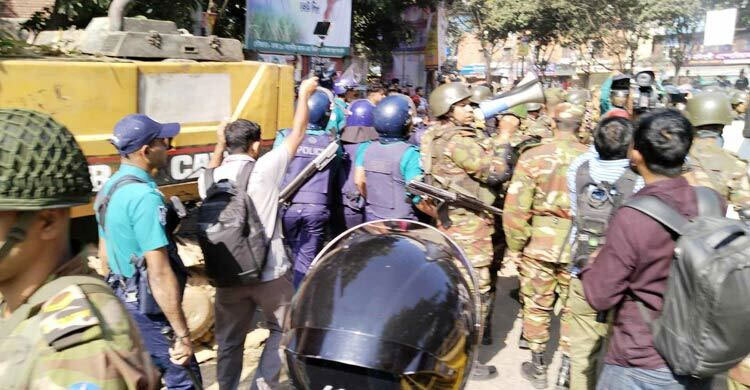 Army, police baton-charge crowd at Dhanmondi 32