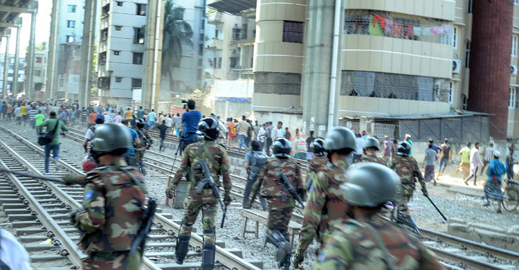 Army disperses rickshaw drivers blocking roads, railways tracks