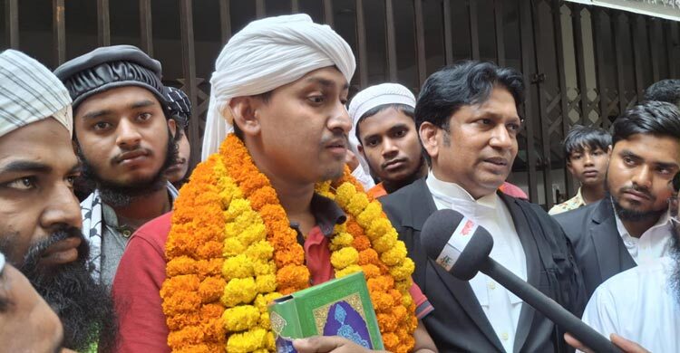 জামিনের পর পাগড়ি ও ফুলের মালায় অর্ণবকে বরণ করলো ‘তৌহিদি জনতা’