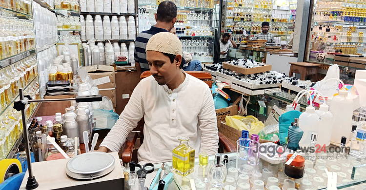 পুরান ঢাকার সুগন্ধি ব্যবসা এখন শতকোটি টাকার