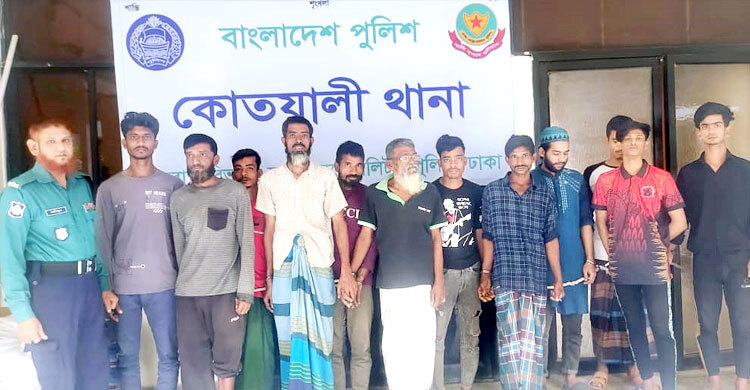 বিশেষ অভিযানে পেশাদার ছিনতাইকারীসহ গ্রেফতার ১২