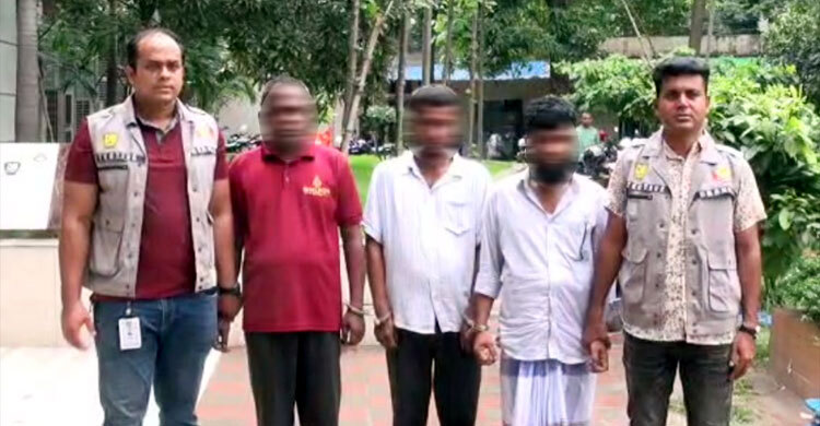 সরকারি কর্মকর্তা-শীর্ষ সন্ত্রাসী পরিচয়ে প্রতারণা, গ্রেফতার ৩