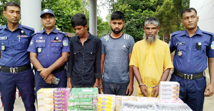 শেরপুরে সাত বস্তা ভারতীয় প্রসাধনী জব্দ, গ্রেফতার ৩
