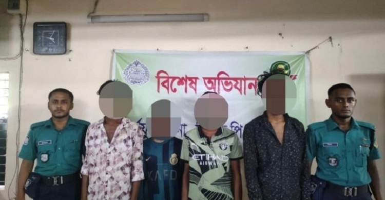 চট্টগ্রামে চার ছিনতাইকারী গ্রেফতার